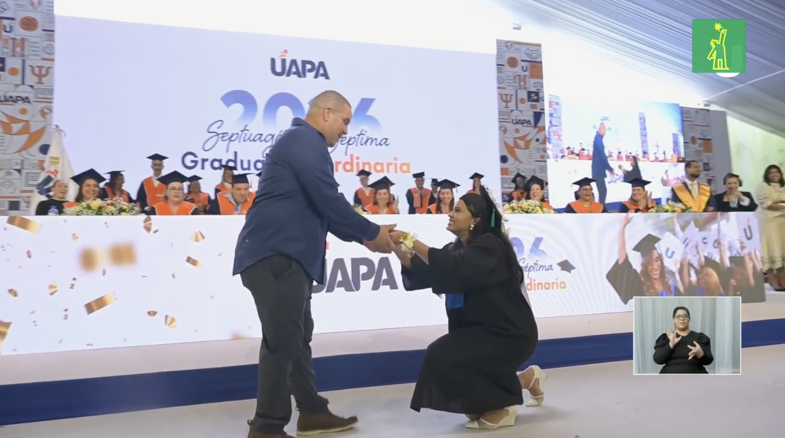 Debate: una mujer pide matrimonio a su novio durante su graduación de la universidad en RD