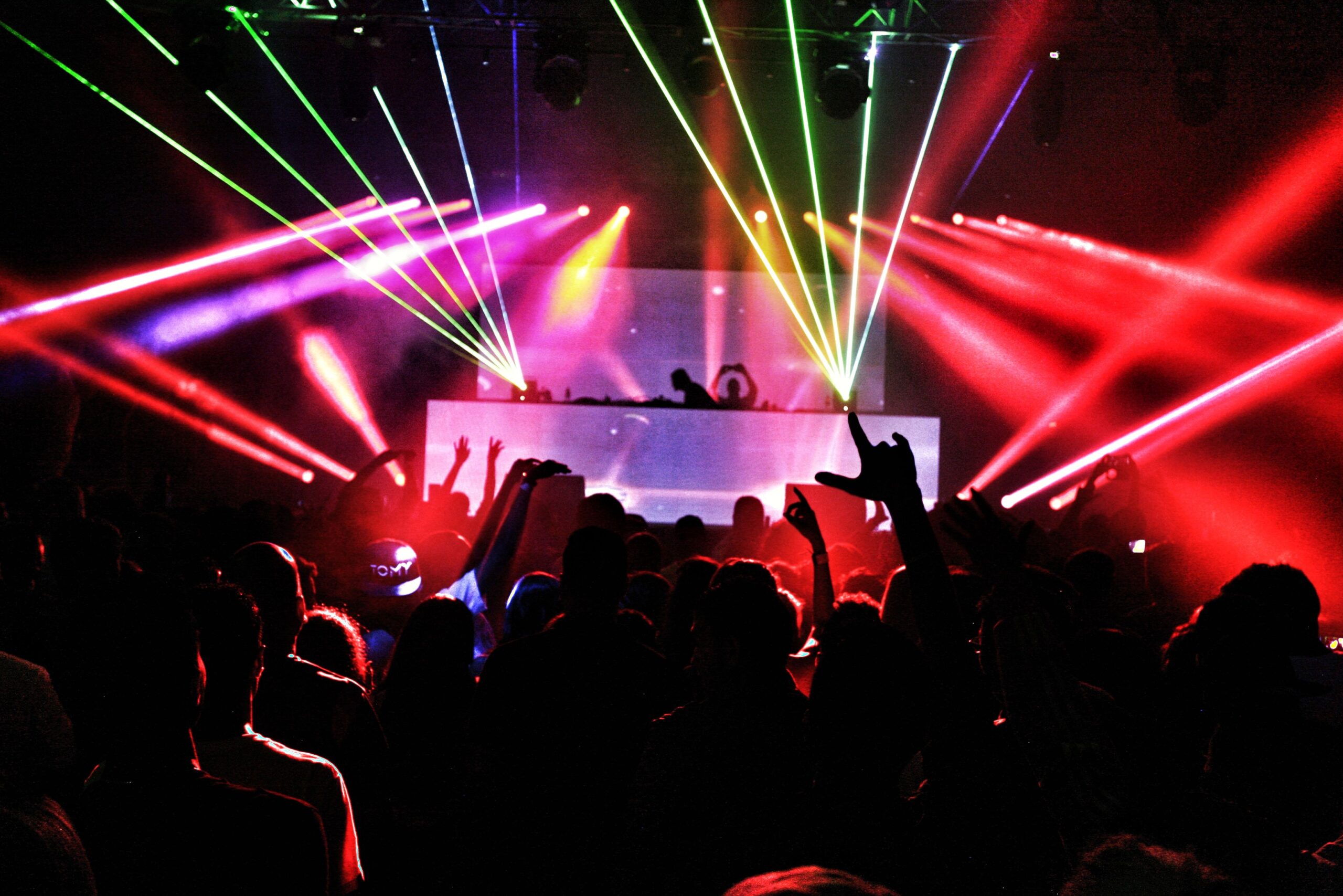 LA MÚSICA ELECTRÓNICA Y EL BAILE PUEDEN REDUCIR EL ESTRÉS, SEGÚN UN ESTUDIO