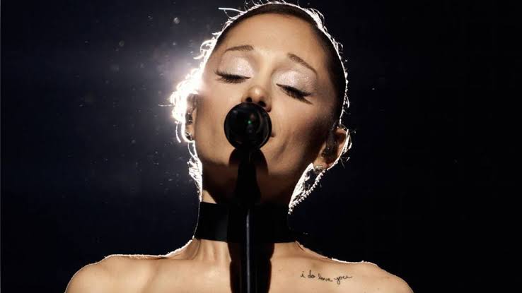 ARIANA GRANDE SE RETIRA TEMPORALMENTE Y SE DESPIDE ENTRE LÁGRIMAS